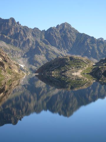 Quietude parfaite sur un lac du Mercantour