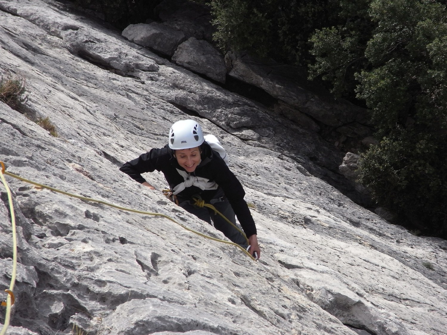 Karine dans le superbe rocher de L1