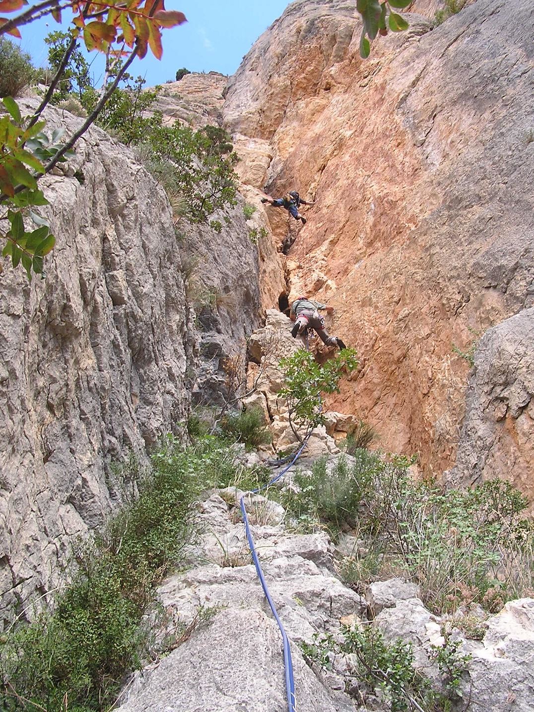 Dièdre gris : plus haut, on rattrappe une cordée