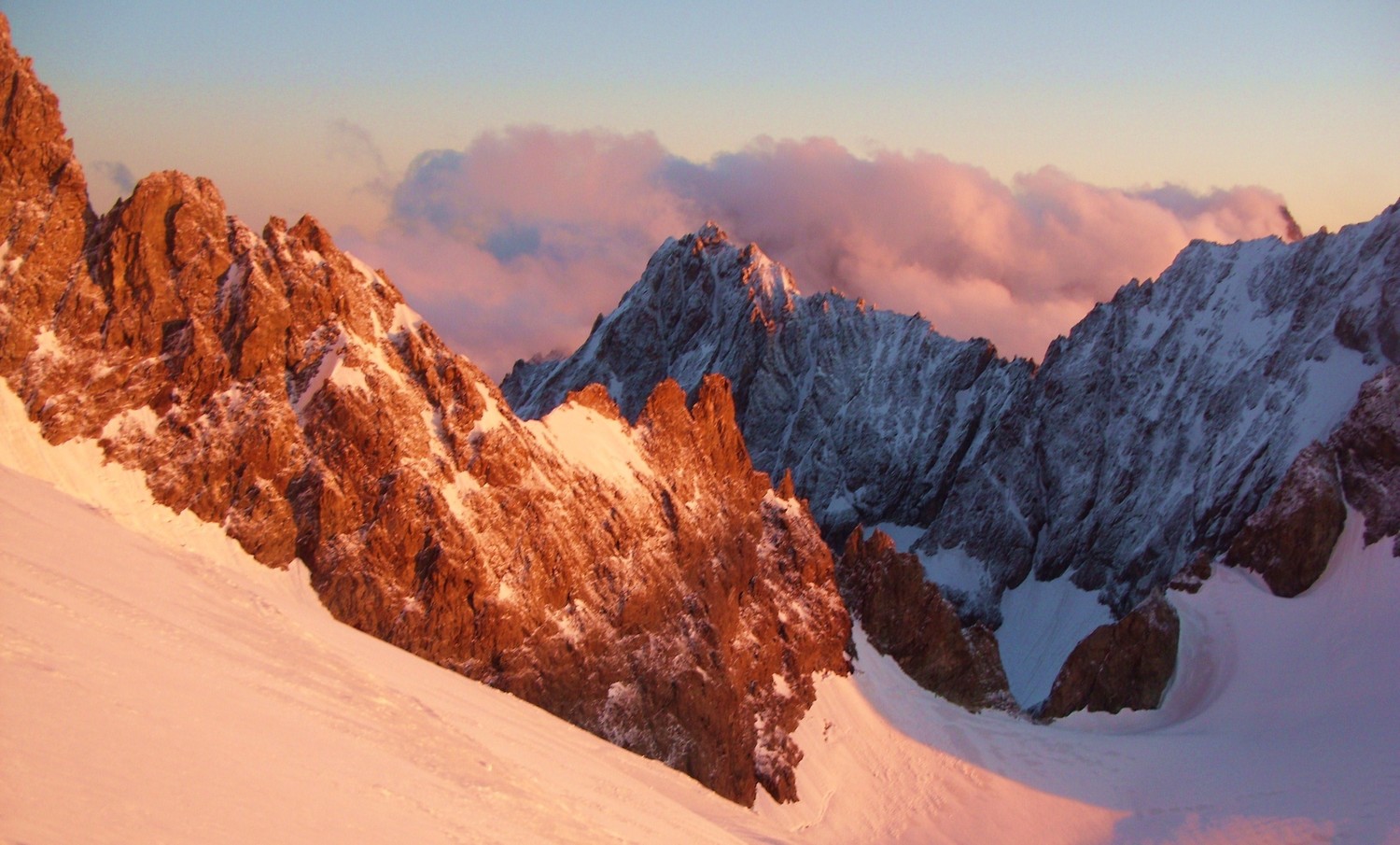 Les cimes de l'Oisans s'embrasent dans la montée vers la Barre des Ecrins