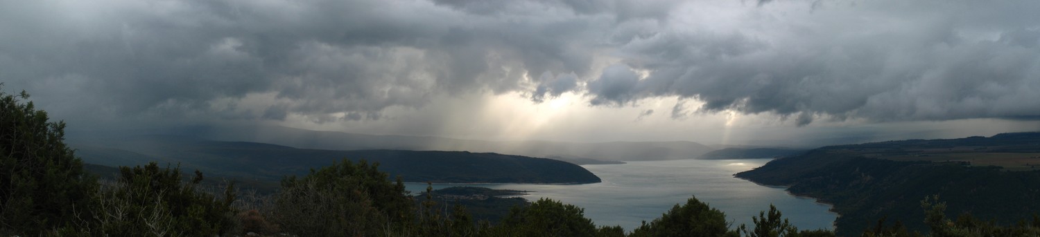 La tempête arrive au dessus du lac Sainte Victoire