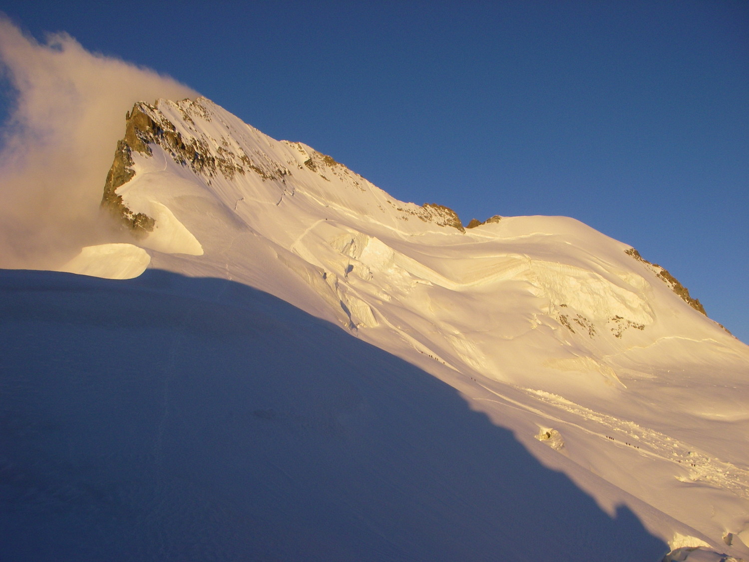Barre des écrins au lever du soleil depuis le couloir de barre noir