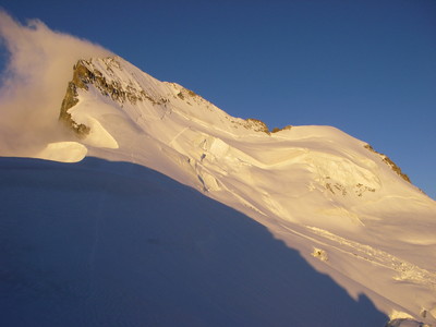 Barre des écrins au lever du soleil depuis le couloir de barre noir Barre des écrins au lever du soleil depuis le couloir de barre noir