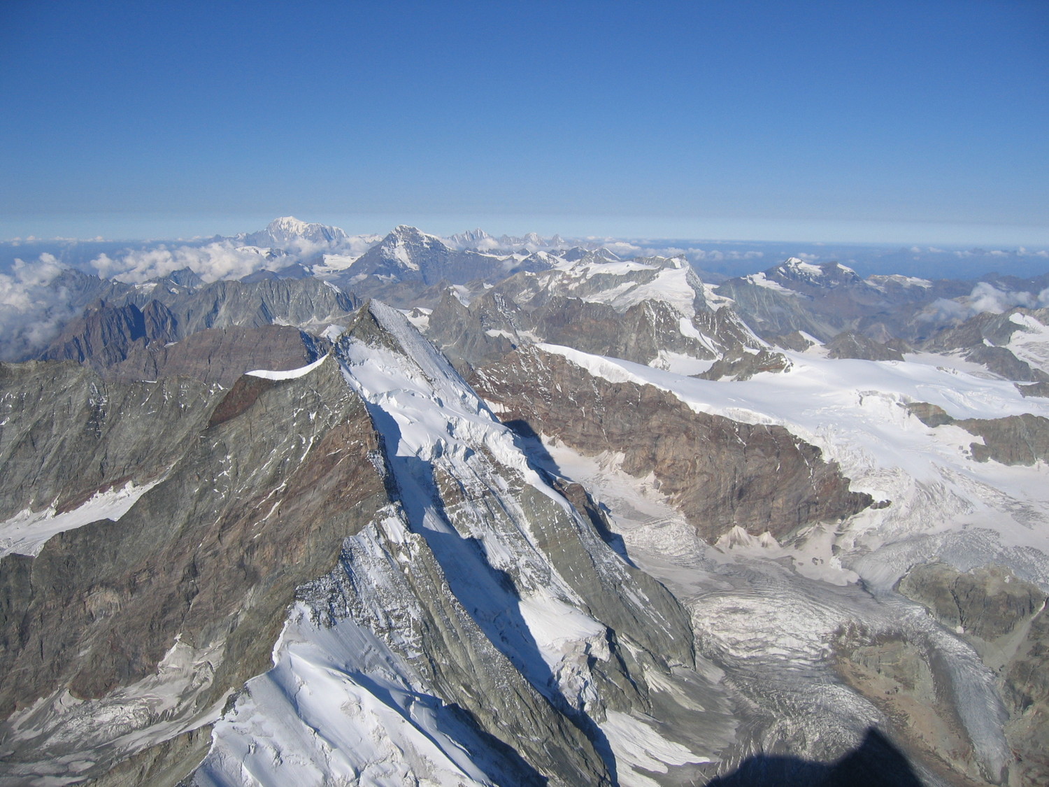 Vue sur la dent d'Hérens, le Grand Combin et le Mont Blanc depuis le sommet du Cervin