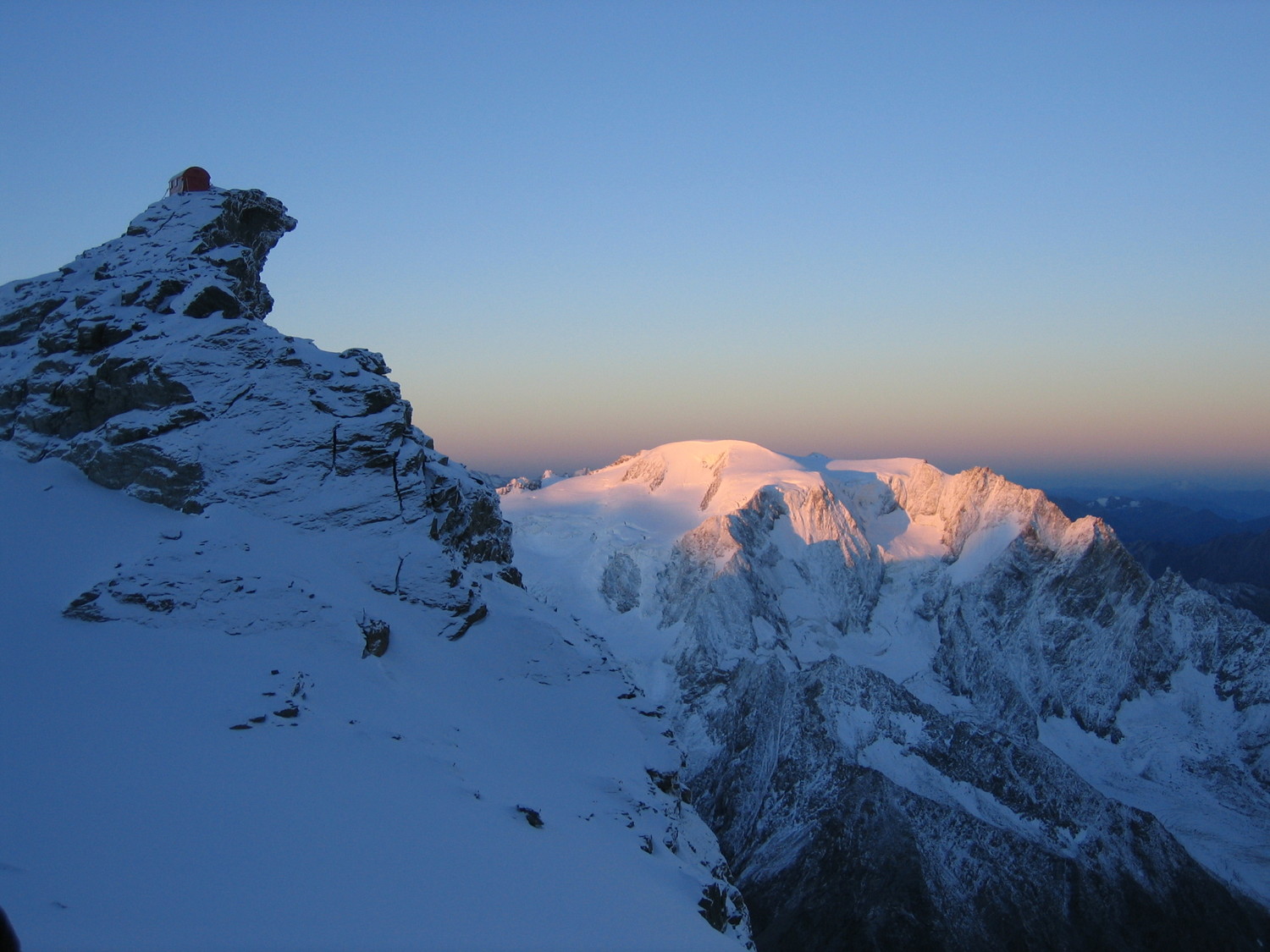 Lever de soleil sur le Vélan lors de l'ascension du Grand Combin