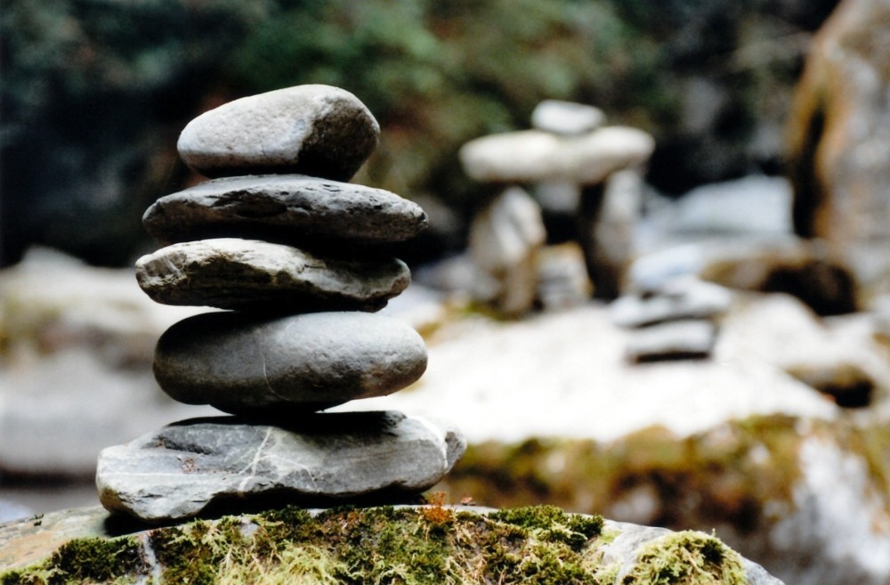 Cairn au bord de la Vièze
