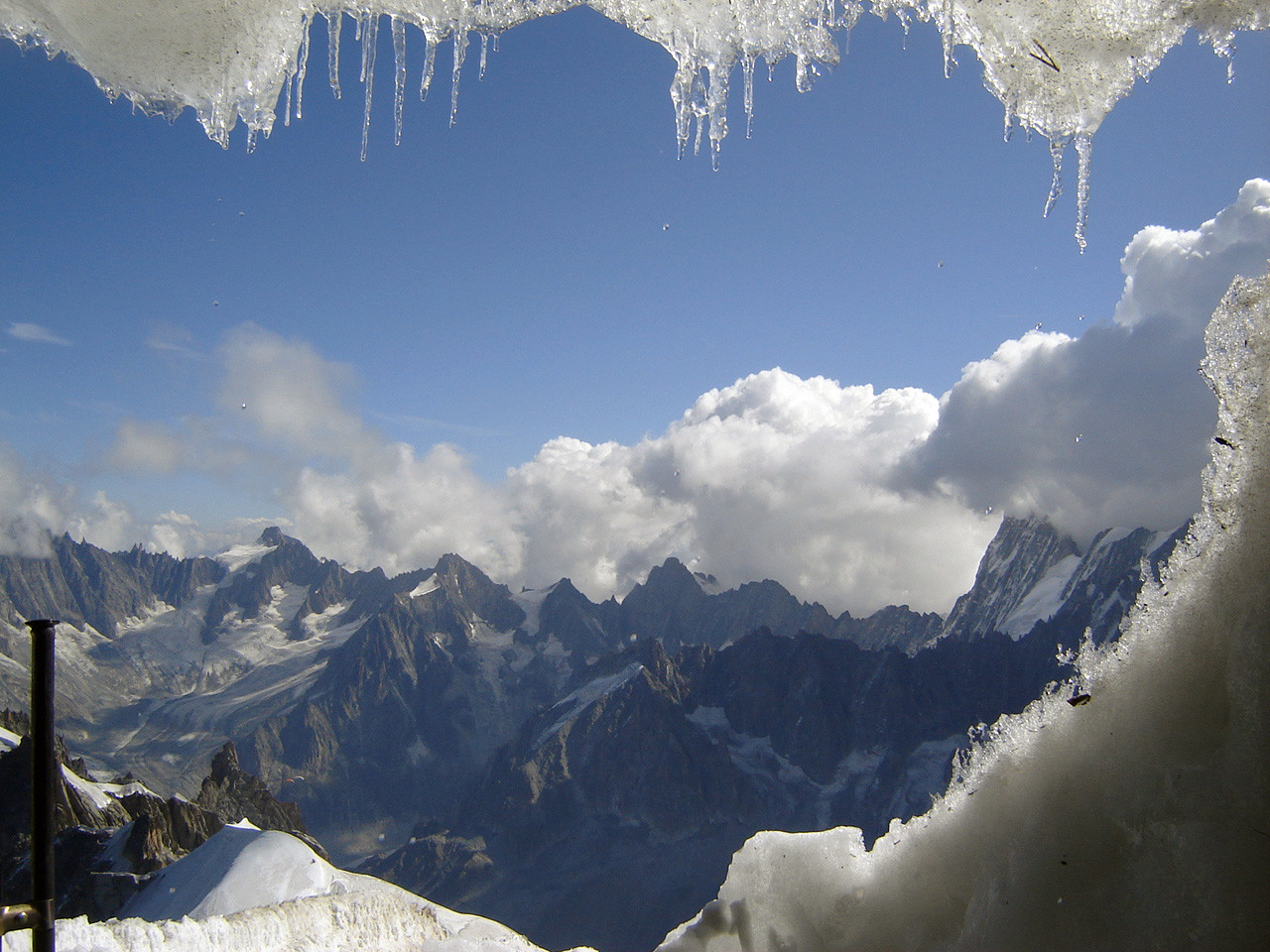 "Grotte" du départ de l'arête de l'aiguille du Midi