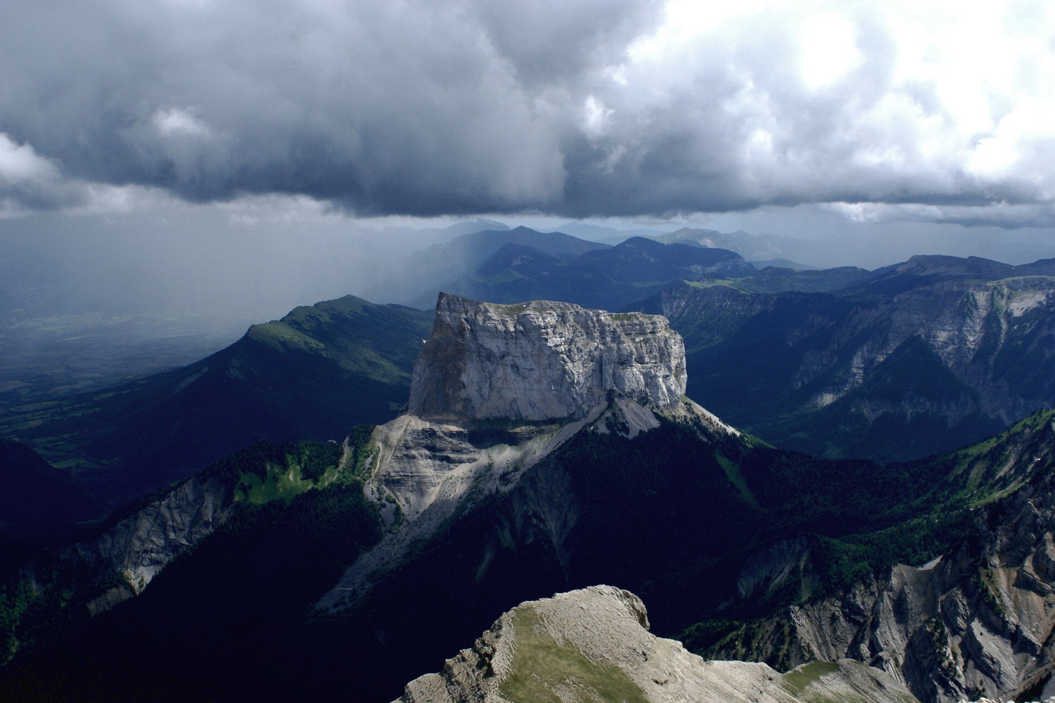 mont aiguille menace par l'orage
