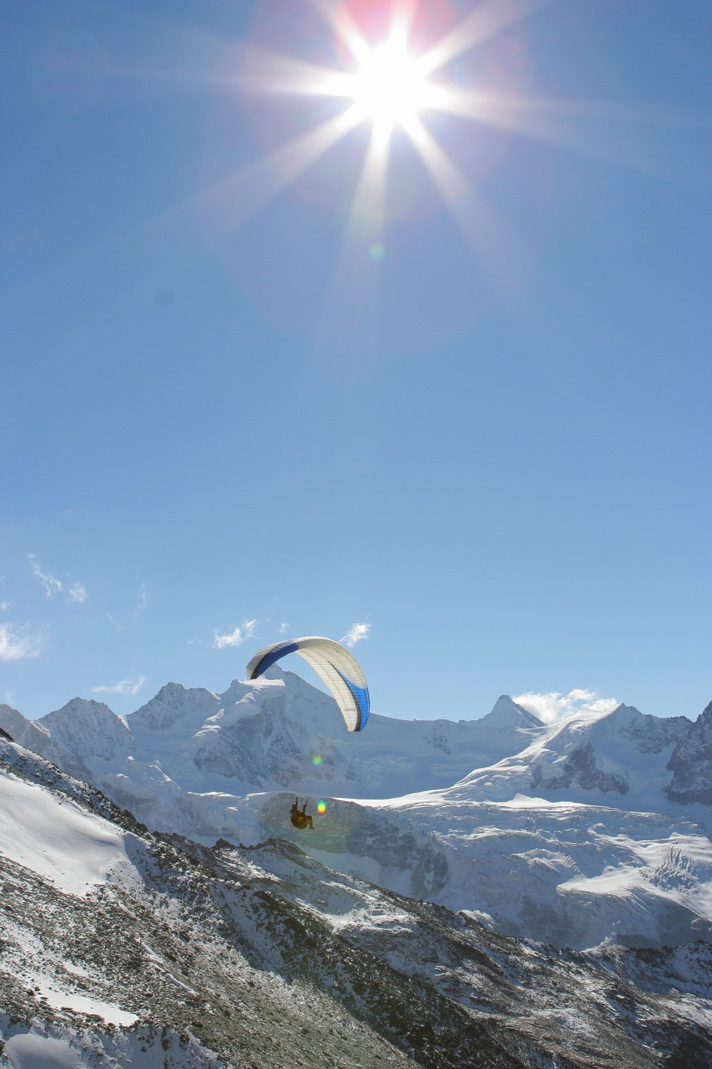 parapente devant le Zinalrothorn