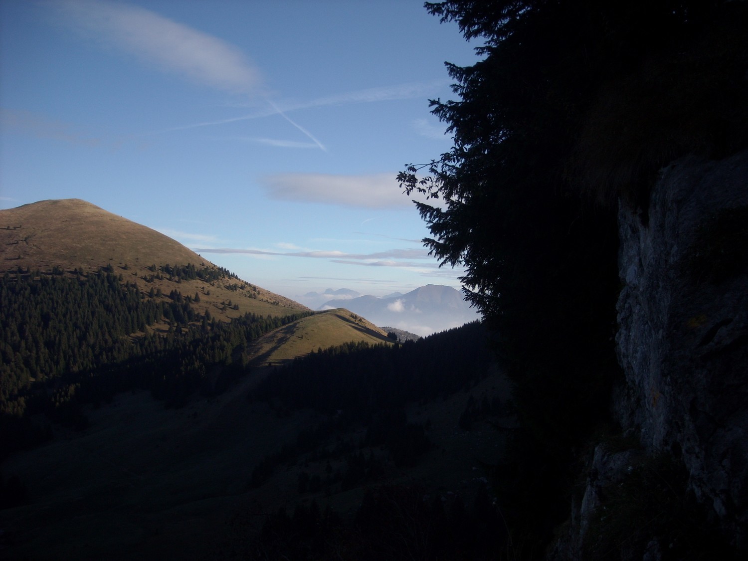 Vue sur Cou depuis la base de la rampe.