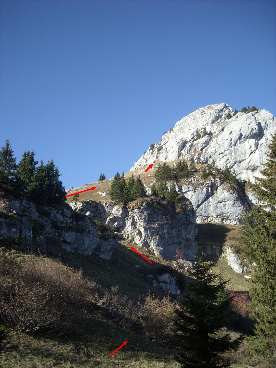 Après le Pas de la Truie il faut partir vers la droite et remonter vers les rochers.