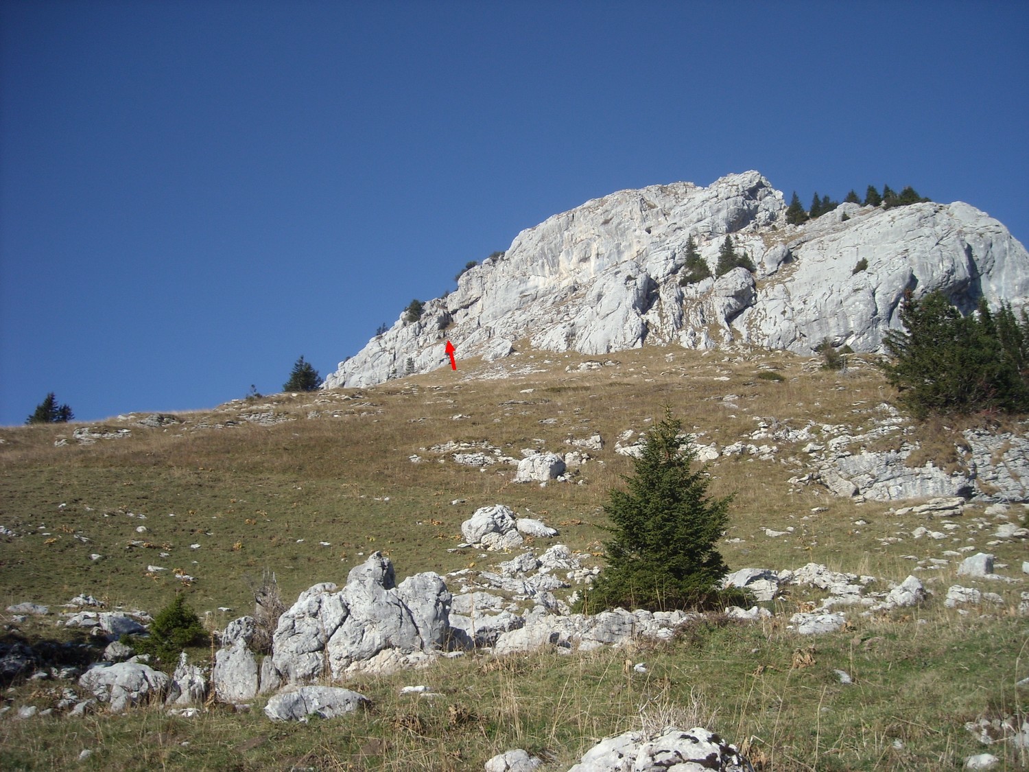 Ensuite, trouver le passage dans le rocher (câble à la base).
