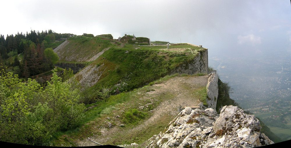 Arrivée du sentier Col de Vence - St Eynard (sur une plateforme de bivouac panoramique)
