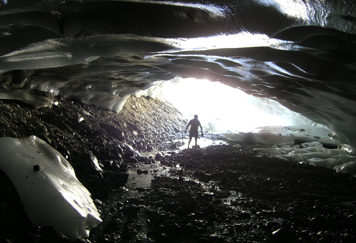 Grotte de glace sous le glacier de la Plate des Agneaux