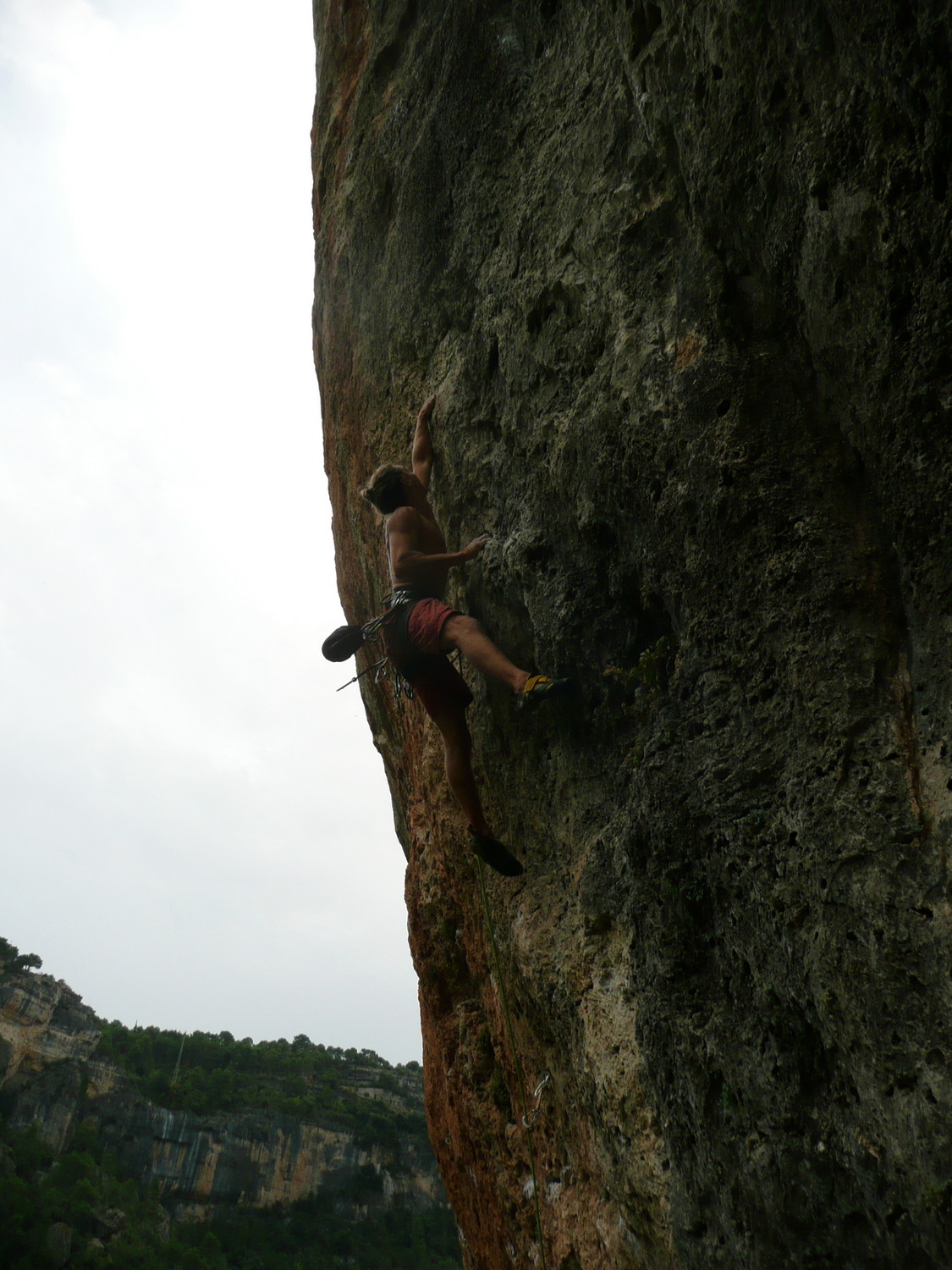 Lolo dans le jeté aérien de l'Escamarlà (7c+)