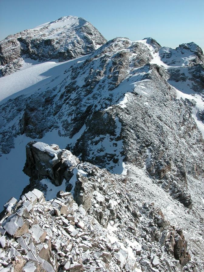 Vue générale de l'arête Est, au fond les Pointes de la Piatou