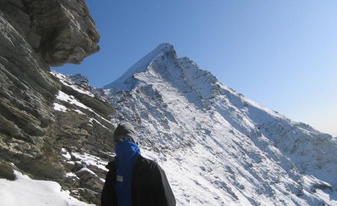 Hervé, bien emmitouflé contre le vent glacial à 3200m