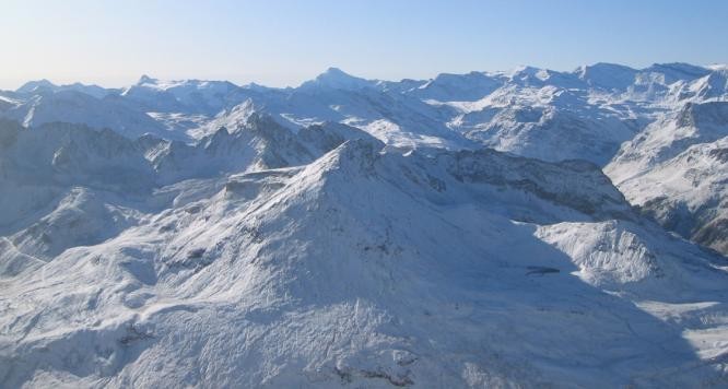 les Alpes enneigés