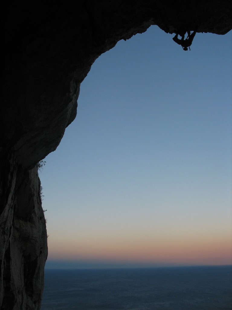 escalade au crépuscule au dessus de la Méditerranée