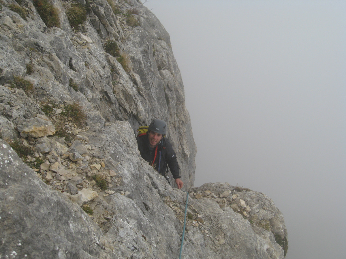 Dent de Crolles - Pilier S : Adrien à la sortie de la deuxième longueur, dans le brouillard.