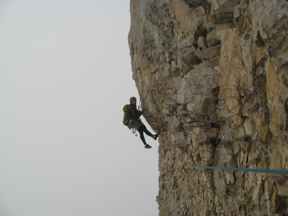 Dent de Crolles - Pilier S : Adrien attaque la longueur en 6b+/A0, toujours dans le froid et le brouillard...