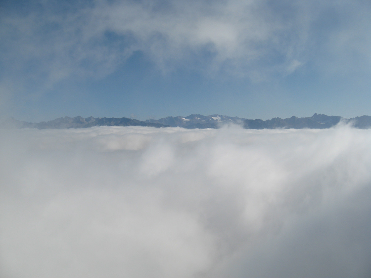 Dent de Crolles - Pilier S : On sort des difficultés... et de la mer de nuage par la même occasion. Belle vue sur Belledonne
