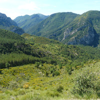 Les gorges de Trévans au centre avec à droite au 1er plan la montagne de Cubercelas