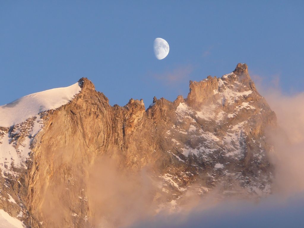 la lune et le Weisshorn