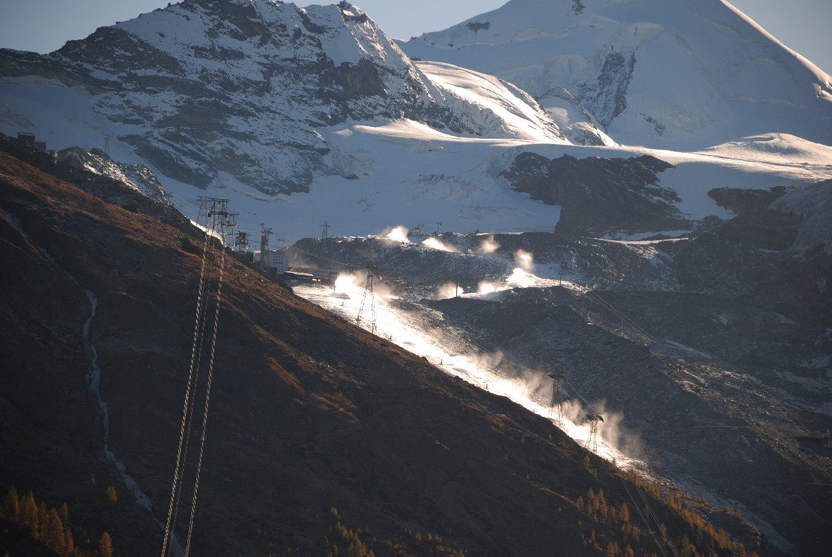 Arrivée à Saas Fee, les canons à neige travaillent dur...