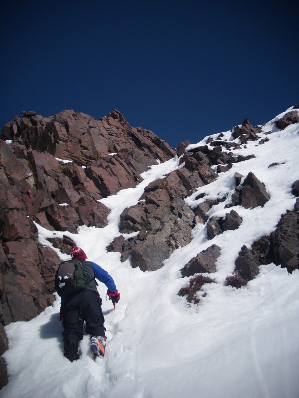 Ultimo tramo con algo nieve y hielo justo abajo del tramo final de roca.