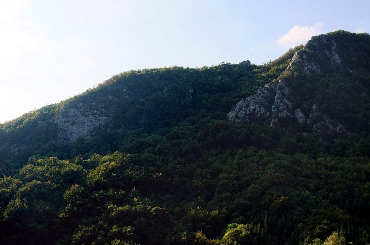 Site des Ecoutoux à gauche, arête à Jojo à droite