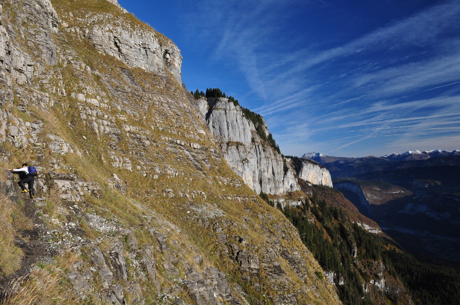 Saix et roc d'enfer au loin, au centre