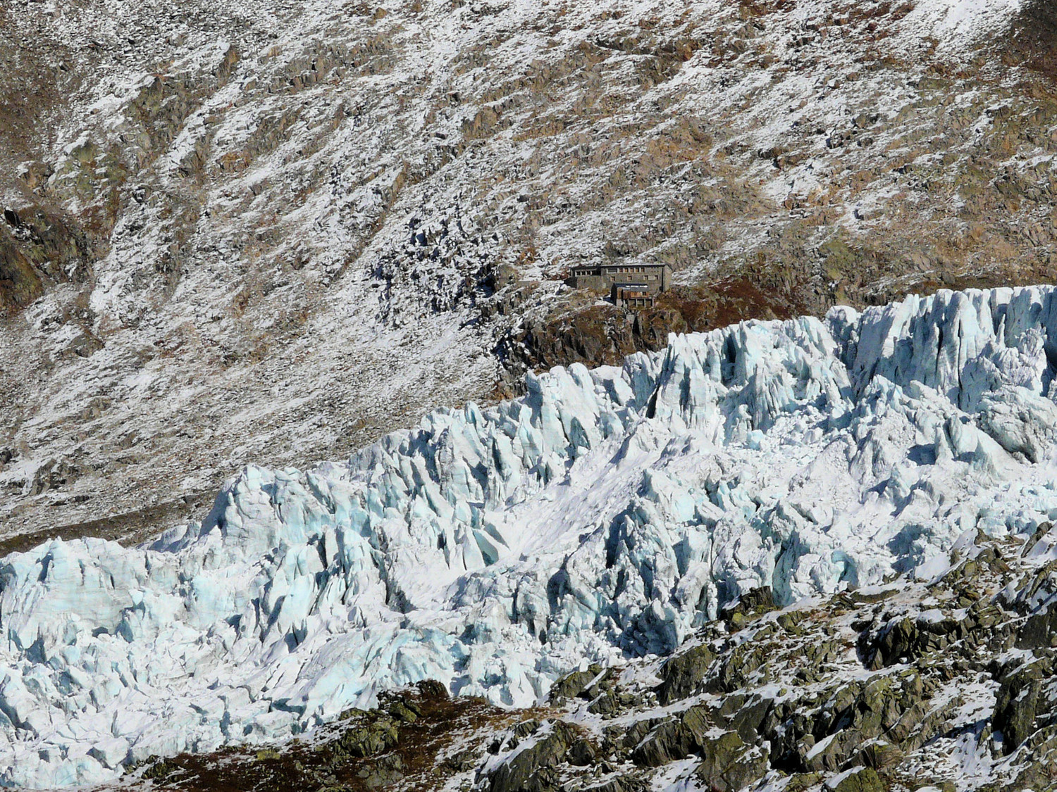 Le refuge Albert 1er derrière le glacier du Tour