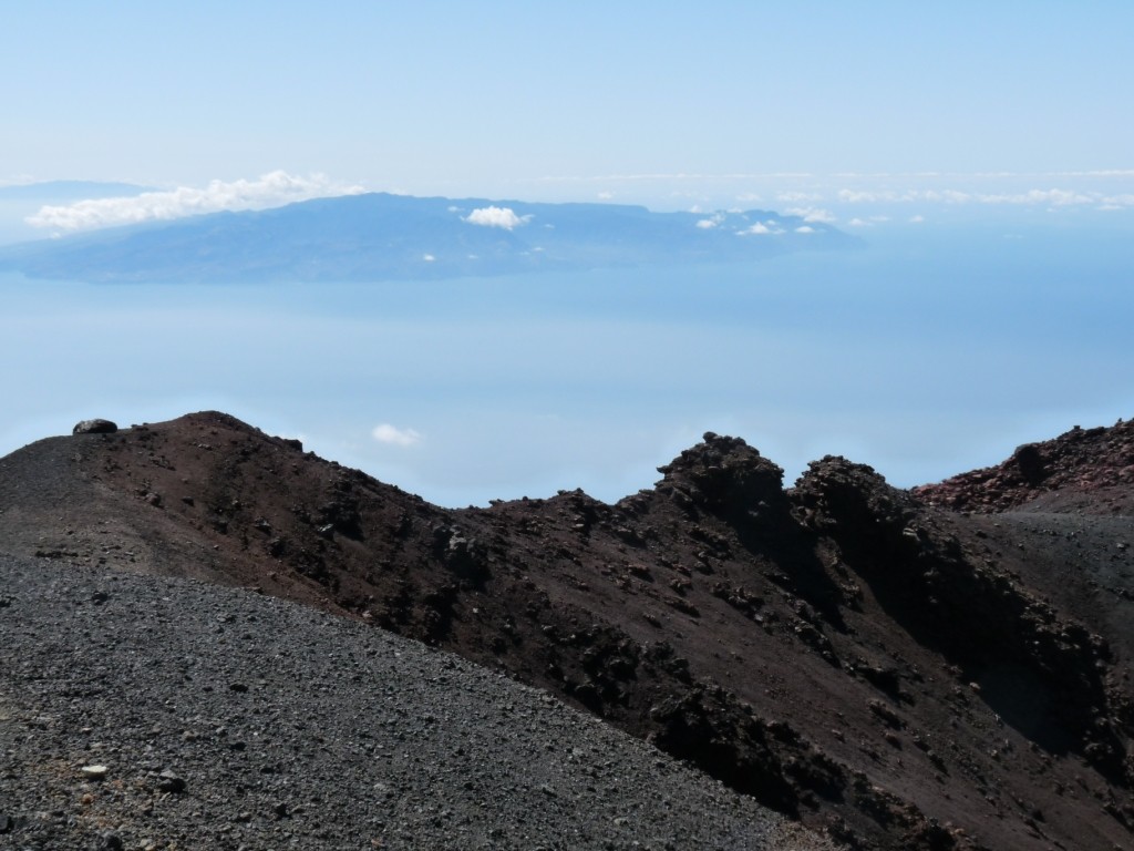 le bord du cratère noir et l'île de Gomera