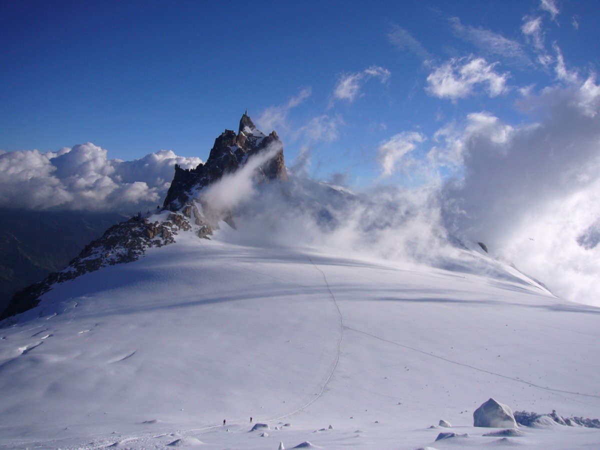 L'Aguille du Midi avvolta dalle nuvole