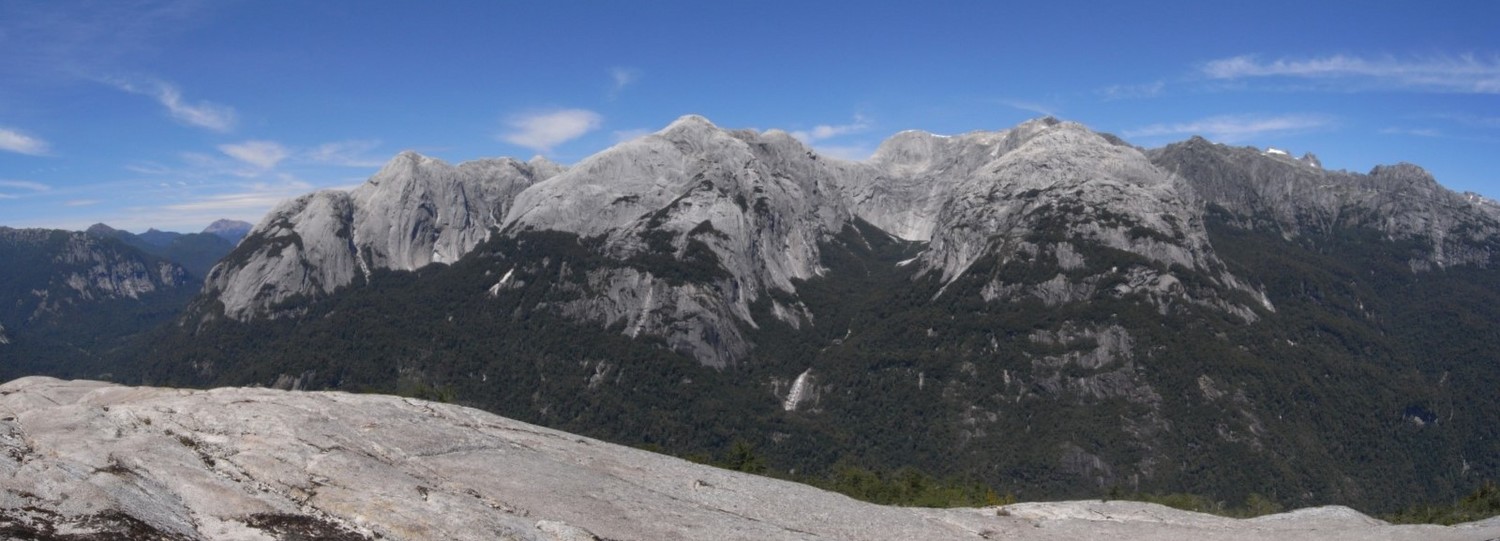 Vista desde el Cerro Arco Iris sobre las cumbres del valle Cochamó