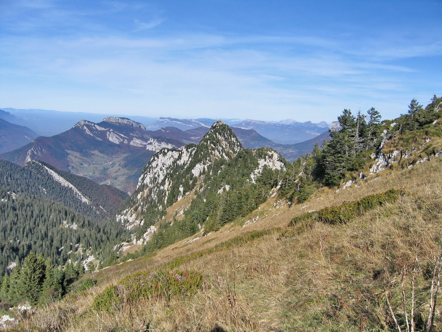 départ de la trace sous la fenêtre 1820m; en fond, le mt outherand