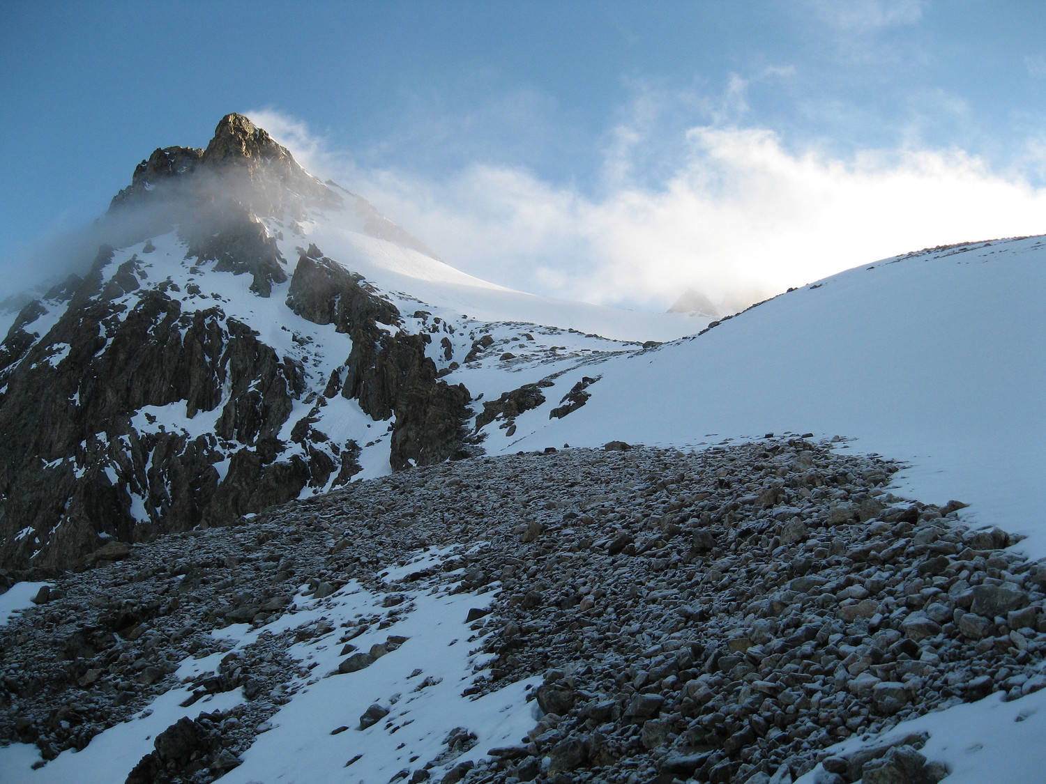 A la sortie du couloir "original", le sommet se dévoile - Pic Coolidge, Ecrins