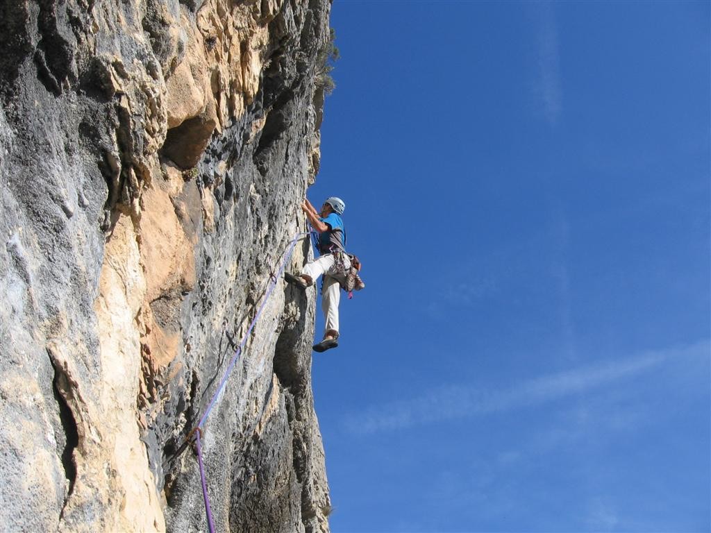Dernière section hargneuse avant de sortir (L14, Ae puis 6b+)