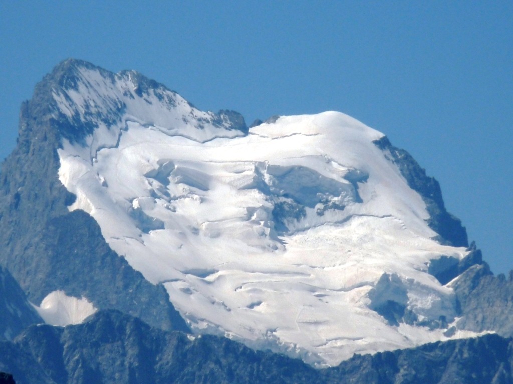 Les Ecrins vus depuis le lac Laramon (au télé)