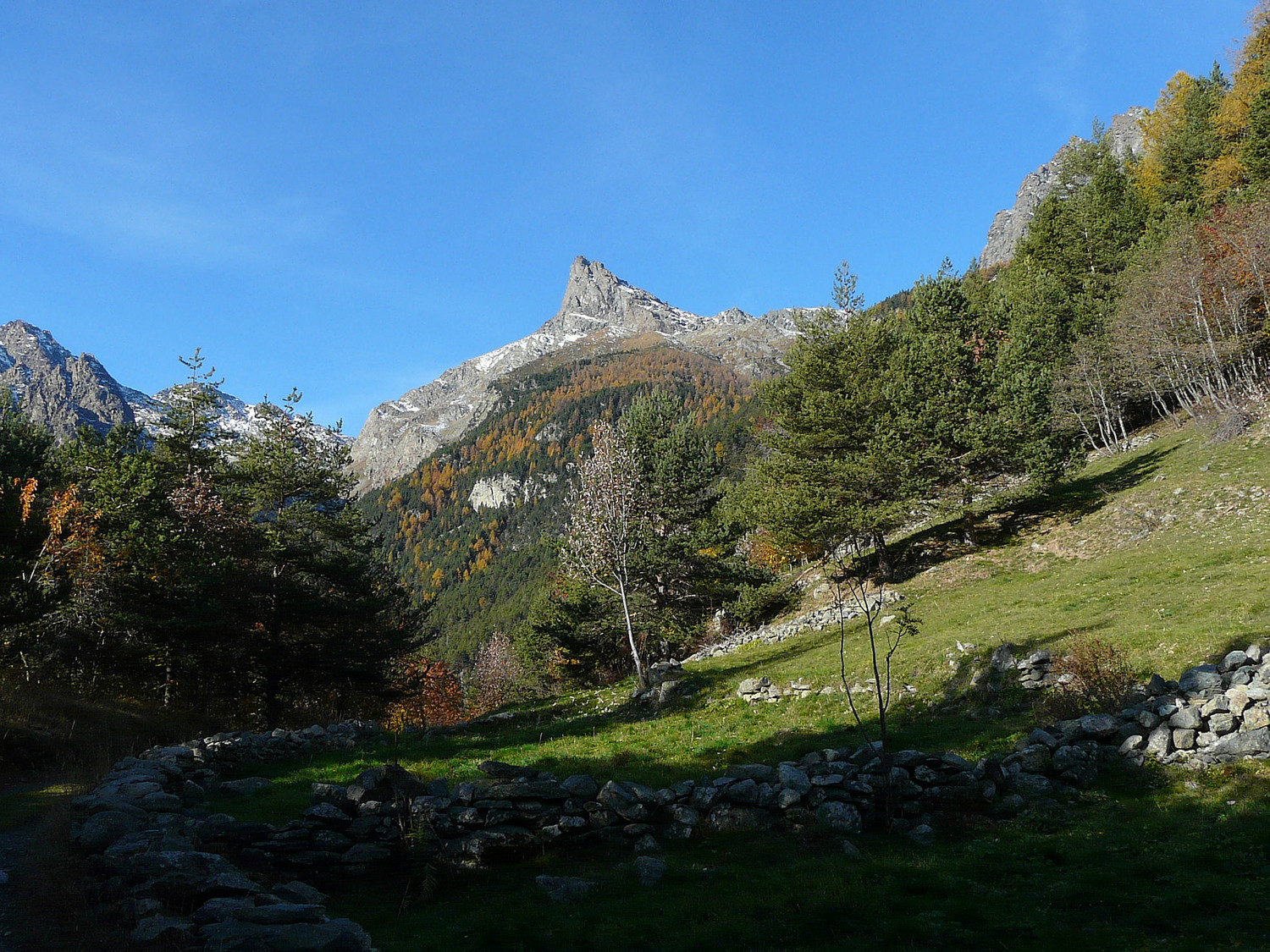 Départ de Veulla avec le Mont Avic au bout du vallon