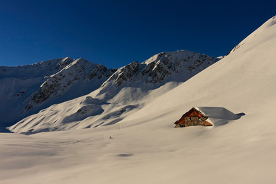 Le chalet du Lac et la pte de la Grande Journée, Savoie, France Le chalet du Lac et la pte de la Grande Journée, Savoie, France