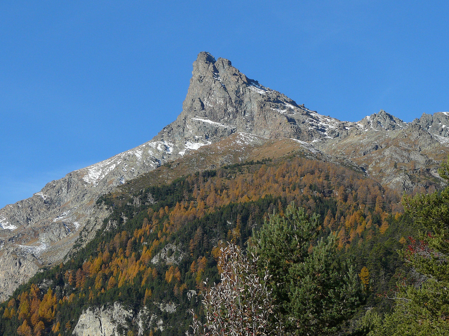 Le Mont Avic depuis Vella (Val d'Aoste)