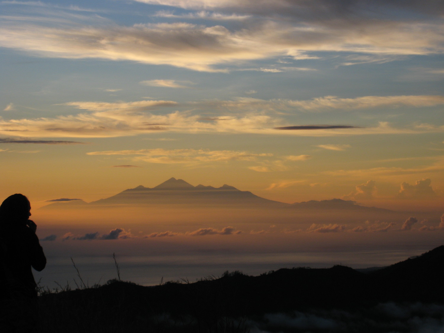 Sommet du mont Batur (indonesie) une vue sur Lombok