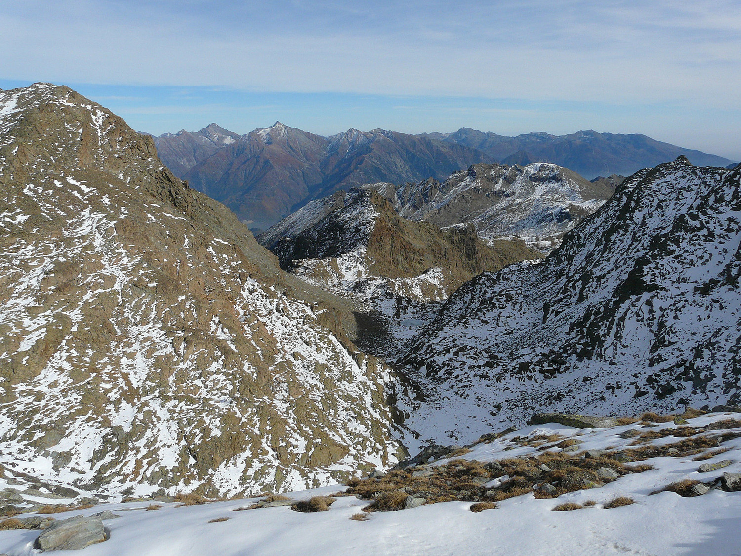 Vue sur un vallon sauvage depuis le sommet de la pointe Medzove