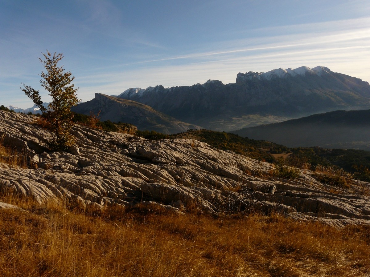 Lapiaz devant la Montagne de Faraut