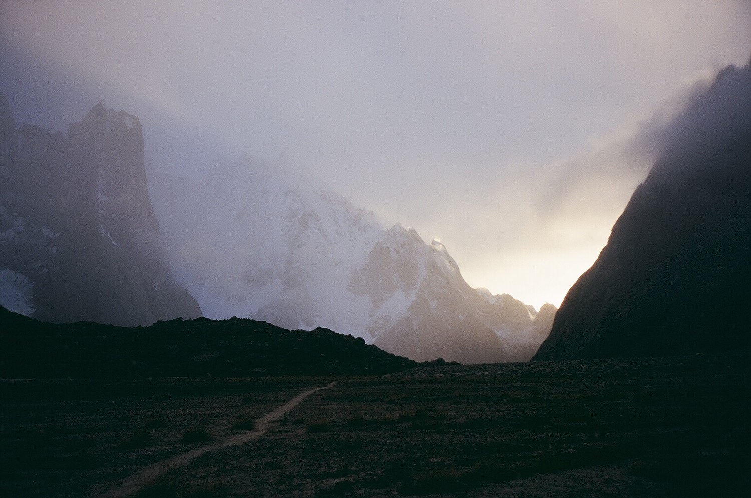 Levée de brume, un soir au camp de base, Pakistan