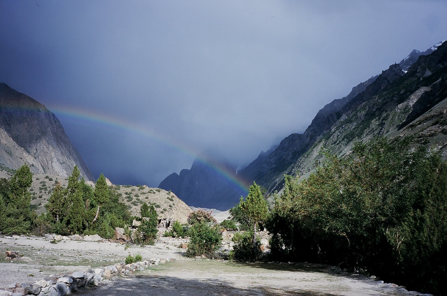 Arc en ciel sur le chemin du camp de base, Karakoram, Pakistan