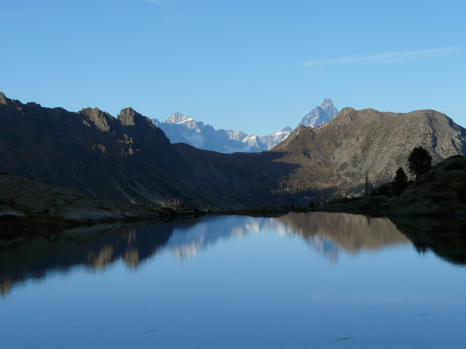 Dent d'Hérens (à gauche) et Cervin depuis le lac Blanc (parc du Mont Avic)