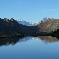 Dent d'Hérens (à gauche) et Cervin depuis le lac Blanc (parc du Mont Avic)
